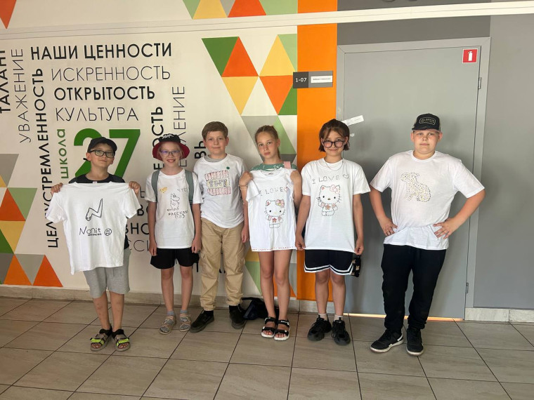 Сегодня в пришкольном лагере ребята провели удивительный день, занимаясь росписью футболок! .